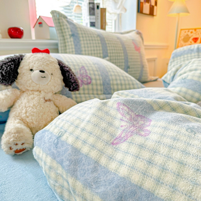 91家纺网 家纺一手货源 找家纺 卡普 2025新款牛奶绒印花四件套蝶舞格韵