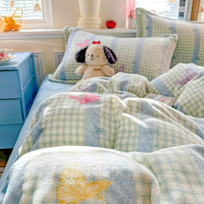 91家纺网 家纺一手货源 找家纺 卡普 2025新款牛奶绒印花四件套蝶舞格韵