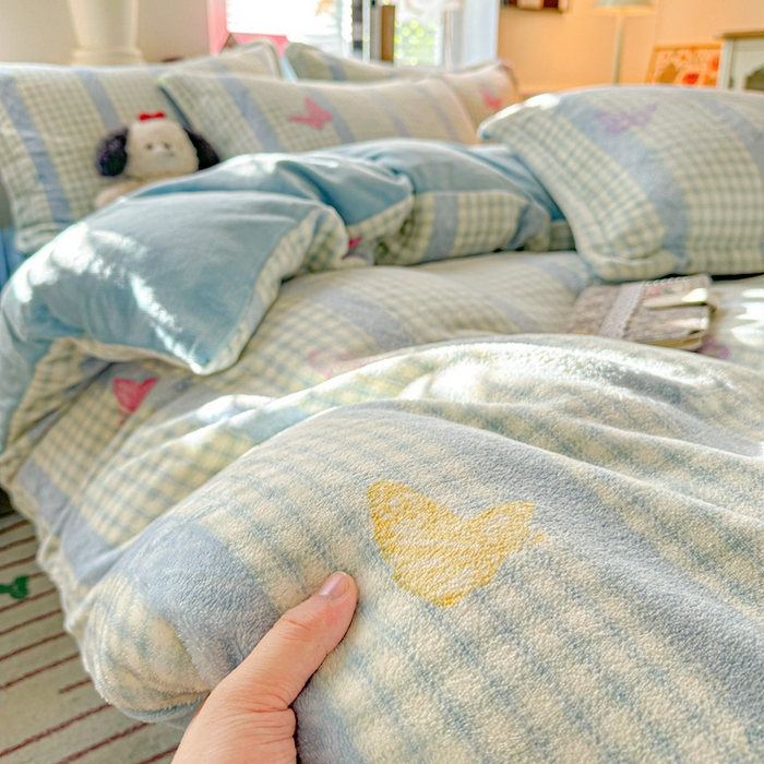 91家纺网 家纺一手货源 找家纺 卡普 2025新款牛奶绒印花四件套蝶舞格韵