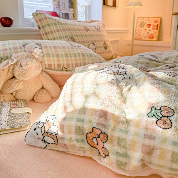 91家纺网 家纺一手货源 找家纺 卡普 2025新款牛奶绒印花四件套凯蒂乐园