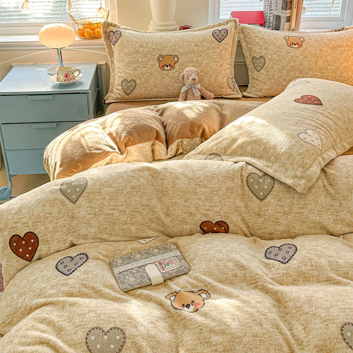 91家纺网 家纺一手货源 找家纺 卡普 2025新款牛奶绒印花四件套萌萌熊