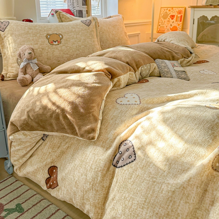 91家纺网 家纺一手货源 找家纺 卡普 2025新款牛奶绒印花四件套萌萌熊