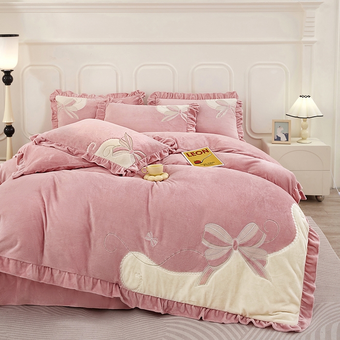 91家纺网 家纺一手货源 找家纺 （总）苏木年华 2025新款牛奶绒贴布绣四件套-蝶舞