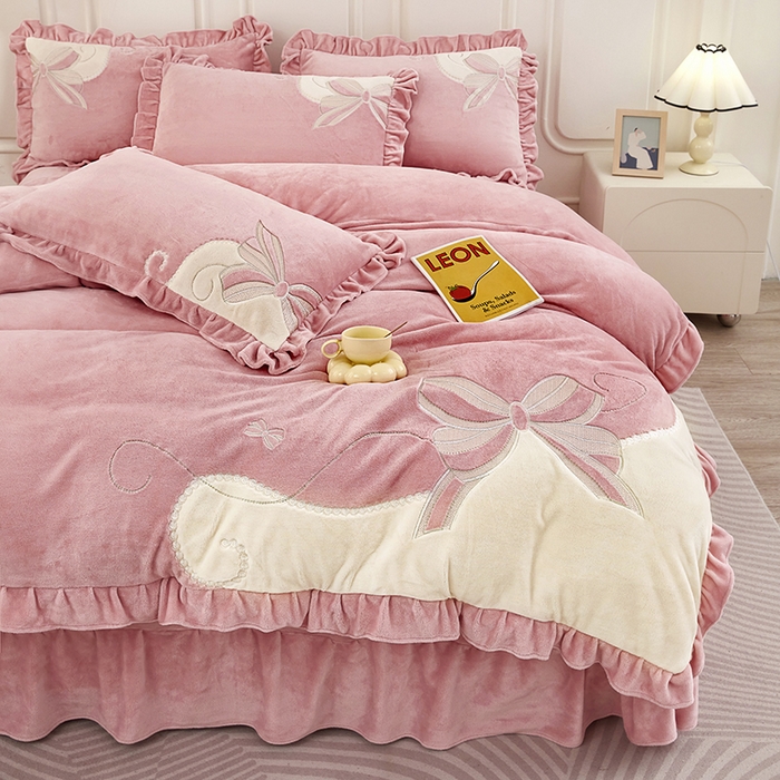 91家纺网 家纺一手货源 找家纺 （总）苏木年华 2025新款牛奶绒贴布绣四件套-蝶舞