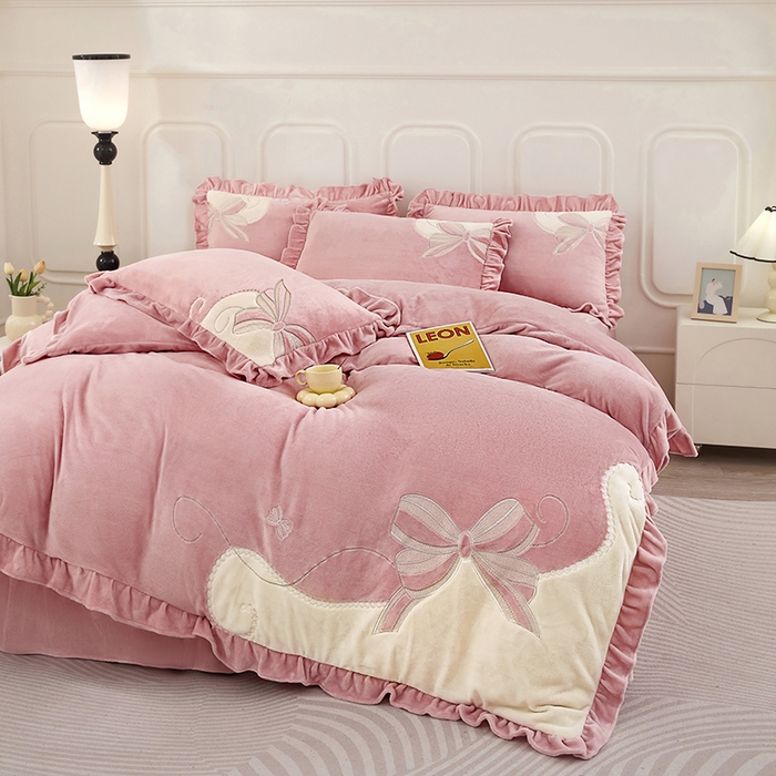 91家纺网 家纺一手货源 找家纺 （总）苏木年华 2025新款牛奶绒贴布绣四件套-蝶舞