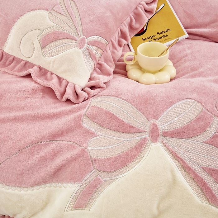 91家纺网 家纺一手货源 找家纺 （总）苏木年华 2025新款牛奶绒贴布绣四件套-蝶舞