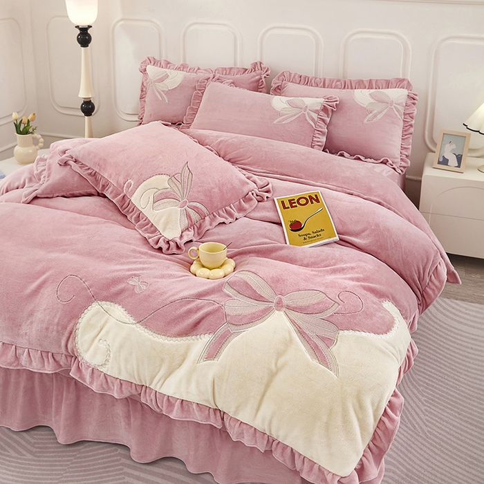 91家纺网 家纺一手货源 找家纺 苏木年华 2025新款牛奶绒贴布绣四件套-蝶舞 蝶舞-豆沙红