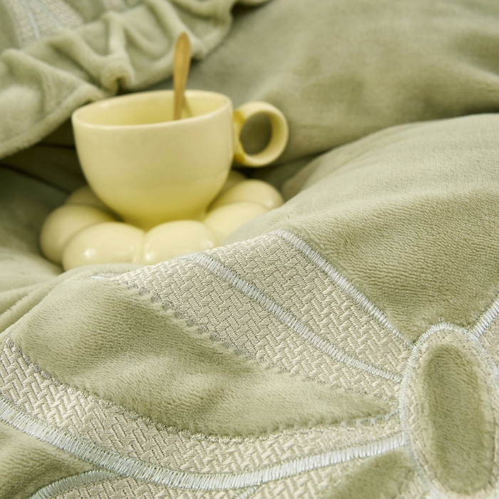 91家纺网 家纺一手货源 找家纺 苏木年华 2025新款牛奶绒贴布绣四件套-蝶舞 蝶舞-牛油果绿