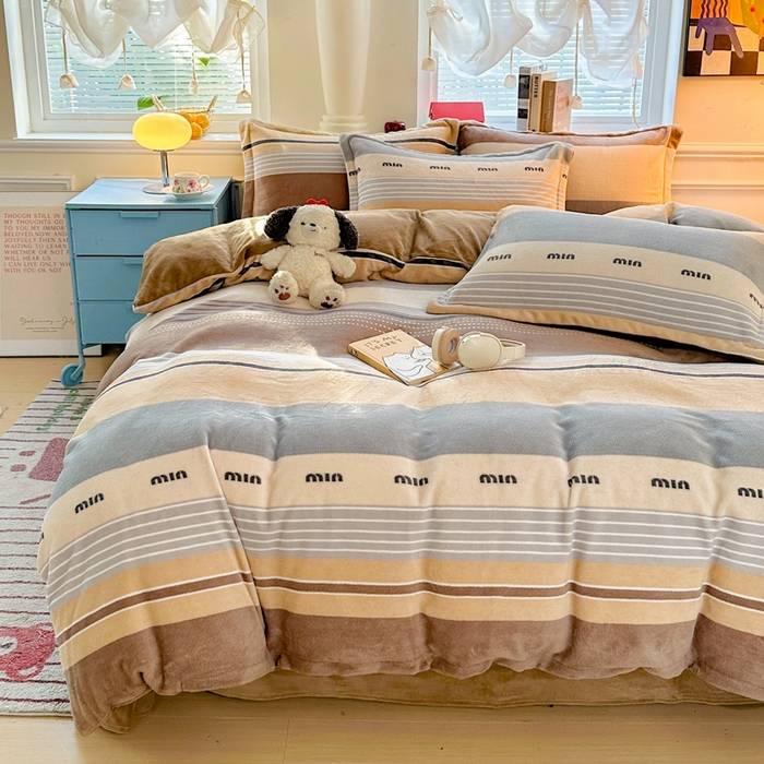 91家纺网 家纺一手货源 找家纺 卡普 2025新款牛奶绒印花四件套米兰风尚