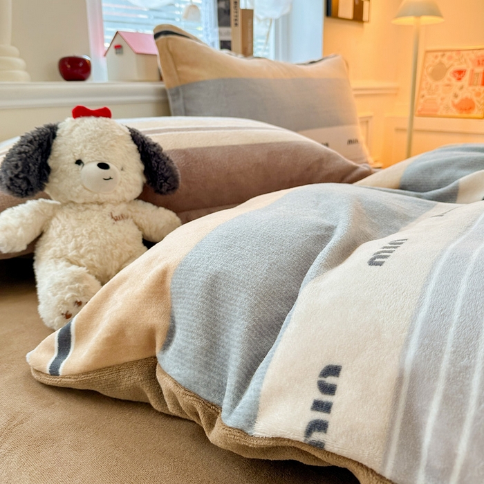 91家纺网 家纺一手货源 找家纺 卡普 2025新款牛奶绒印花四件套米兰风尚