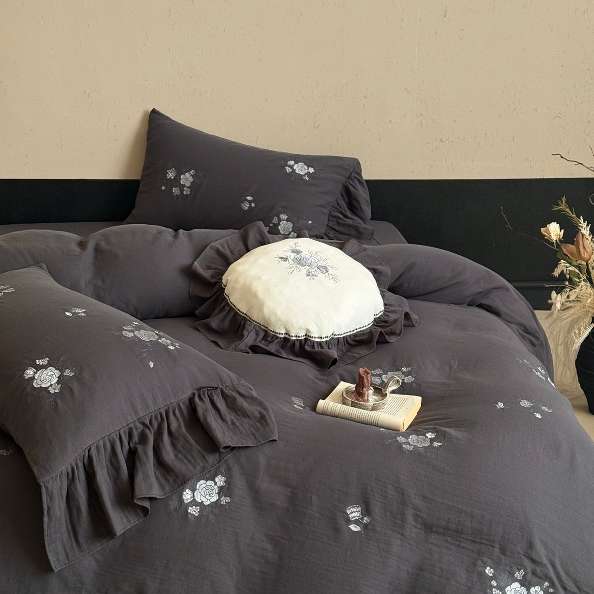 91家纺网 家纺一手货源 找家纺 （总）鹿班家居 2025新款全棉纯棉皱皱纱精密刺绣四件套-蓝盈花海（标准会员-20）