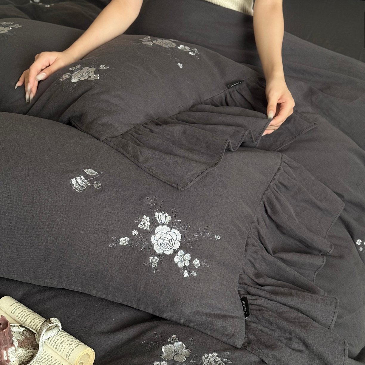 91家纺网 家纺一手货源 找家纺 （总）鹿班家居 2025新款全棉纯棉皱皱纱精密刺绣四件套-蓝盈花海（标准会员-20）