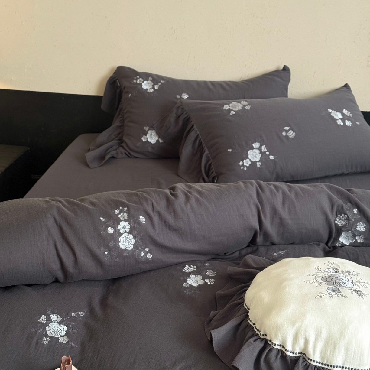 91家纺网 家纺一手货源 找家纺 （总）鹿班家居 2025新款全棉纯棉皱皱纱精密刺绣四件套-蓝盈花海（标准会员-20）