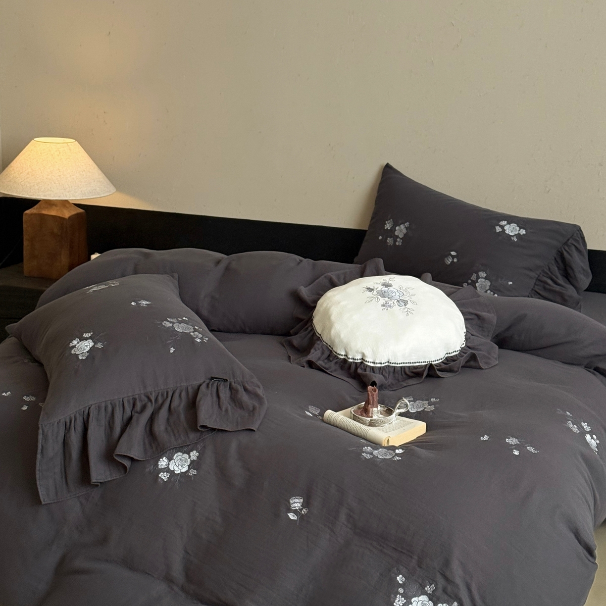 91家纺网 家纺一手货源 找家纺 （总）鹿班家居 2025新款全棉纯棉皱皱纱精密刺绣四件套-蓝盈花海（标准会员-20）