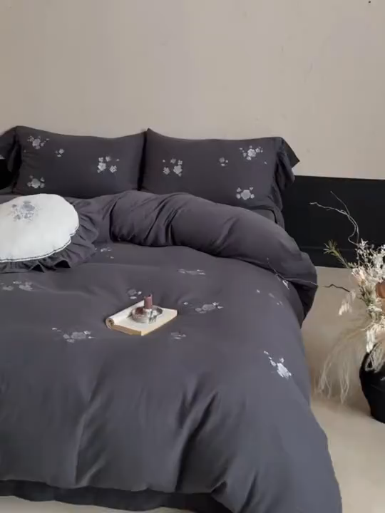 91家纺网 家纺一手货源 找家纺 （总）鹿班家居 2025新款全棉纯棉皱皱纱精密刺绣四件套-蓝盈花海（标准会员-20）