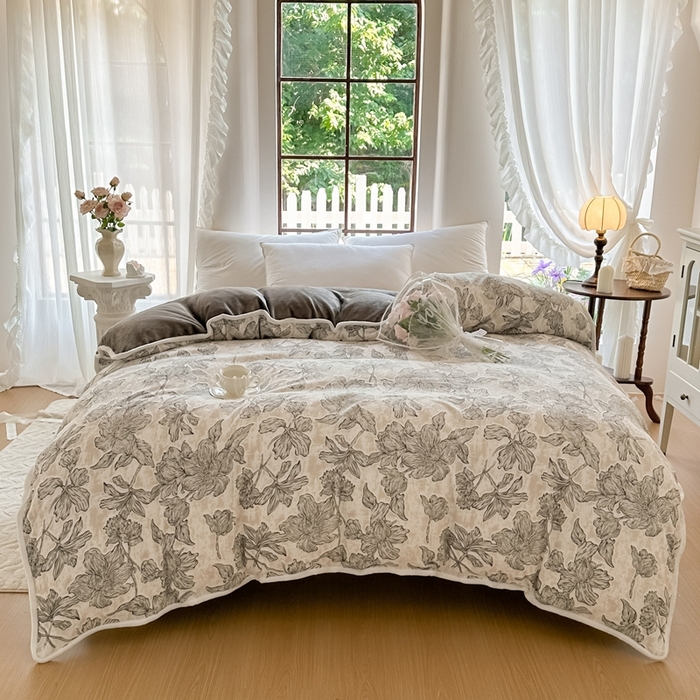 91家纺网 家纺一手货源 找家纺 亿品家纺 2025新款八斤立体雕花牛奶绒四件套 繁花【灰】