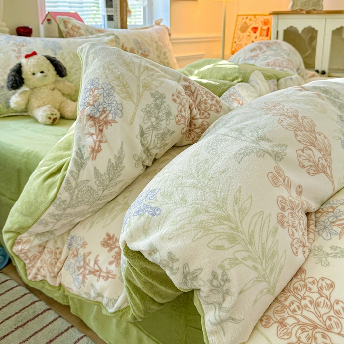 91家纺网 家纺一手货源 找家纺 卡普 2025新款牛奶绒印花四件套幽兰花谷