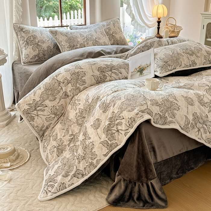 91家纺网 家纺一手货源 找家纺 亿品家纺 2025新款八斤立体雕花牛奶绒四件套 繁花【灰】