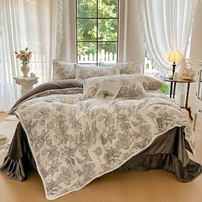 91家纺网 家纺一手货源 找家纺 亿品家纺 2025新款八斤立体雕花牛奶绒四件套 繁花【灰】