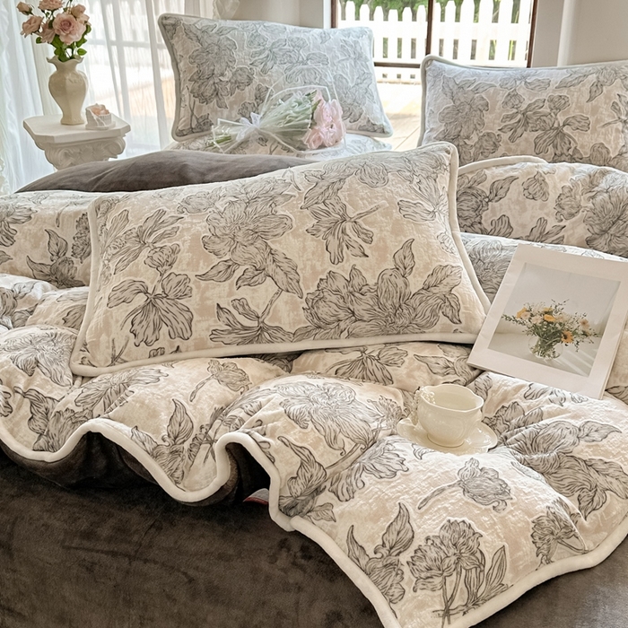 91家纺网 家纺一手货源 找家纺 亿品家纺 2025新款八斤立体雕花牛奶绒四件套 繁花【灰】