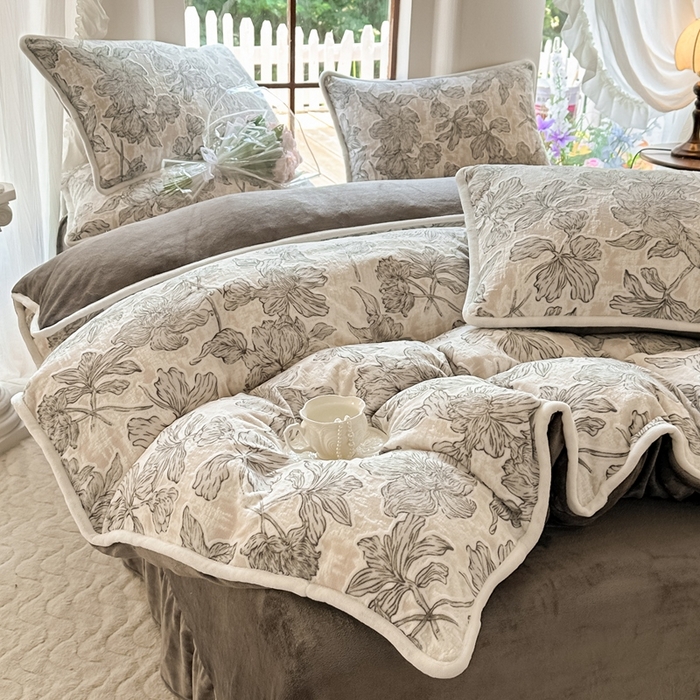 亿品家纺 2025新款八斤立体雕花牛奶绒四件套 繁花【灰】