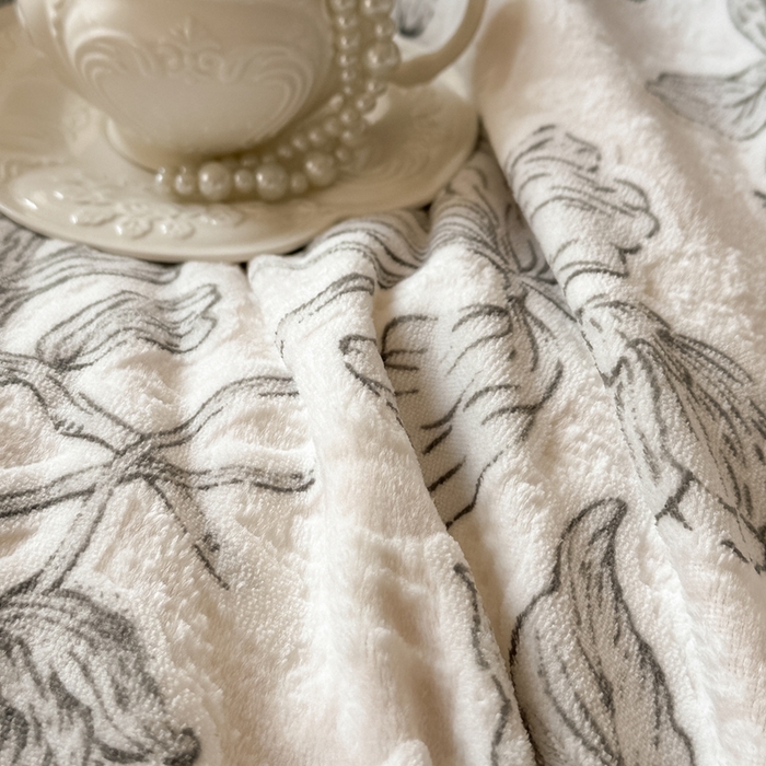 91家纺网 家纺一手货源 找家纺 亿品家纺 2025新款八斤立体雕花牛奶绒四件套 繁花【灰】
