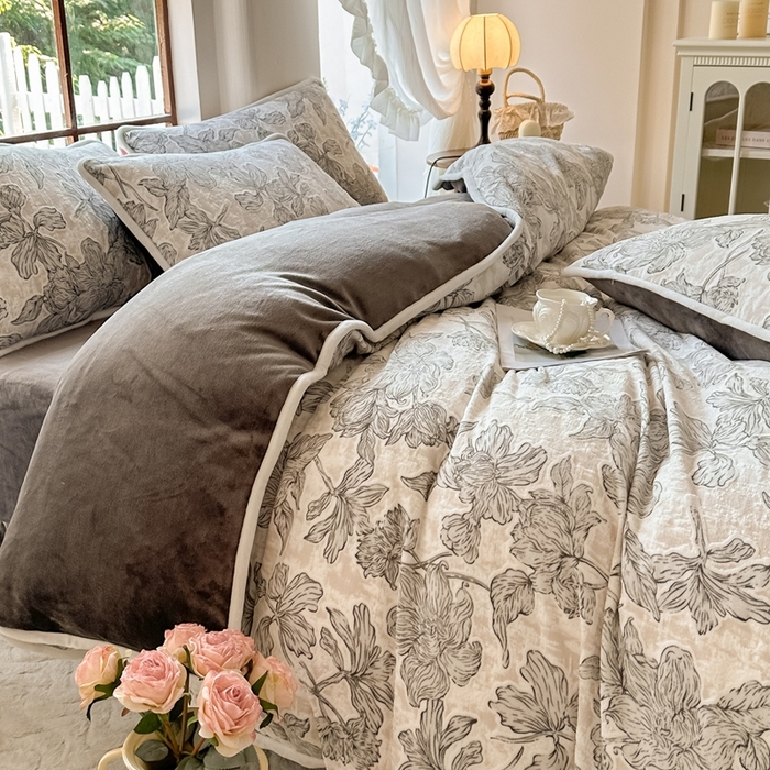 91家纺网 家纺一手货源 找家纺 亿品家纺 2025新款八斤立体雕花牛奶绒四件套 繁花【灰】