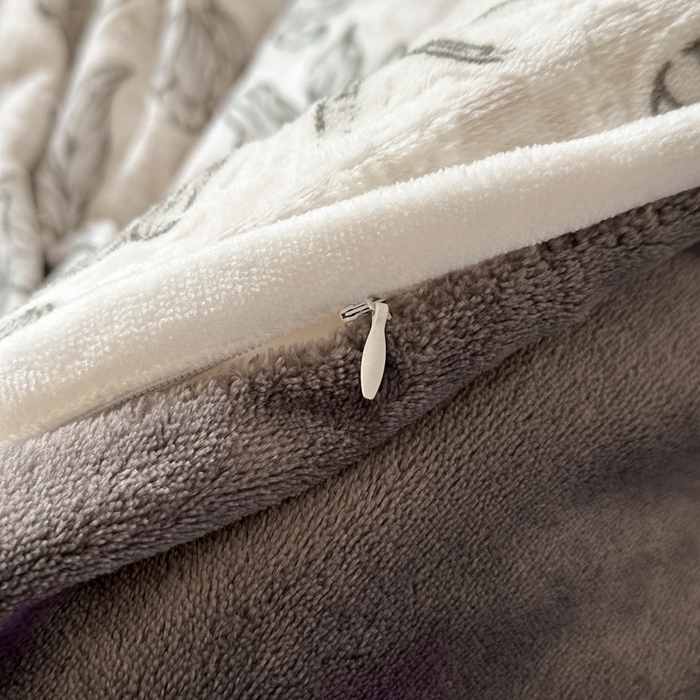 91家纺网 家纺一手货源 找家纺 亿品家纺 2025新款八斤立体雕花牛奶绒四件套 繁花【灰】