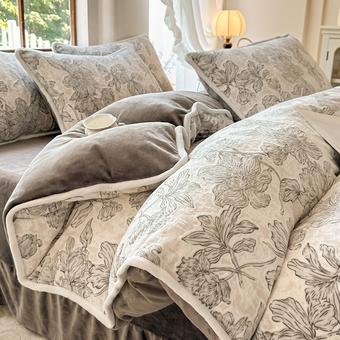 91家纺网 家纺一手货源 找家纺 亿品家纺 2025新款八斤立体雕花牛奶绒四件套 繁花【灰】