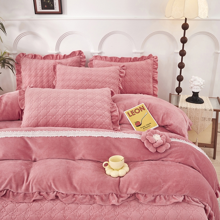 91家纺网 家纺一手货源 找家纺 （总）苏木年华 2025新款牛奶绒床盖荷叶边四件套-花颜