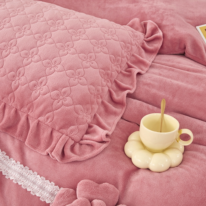 91家纺网 家纺一手货源 找家纺 （总）苏木年华 2025新款牛奶绒床盖荷叶边四件套-花颜