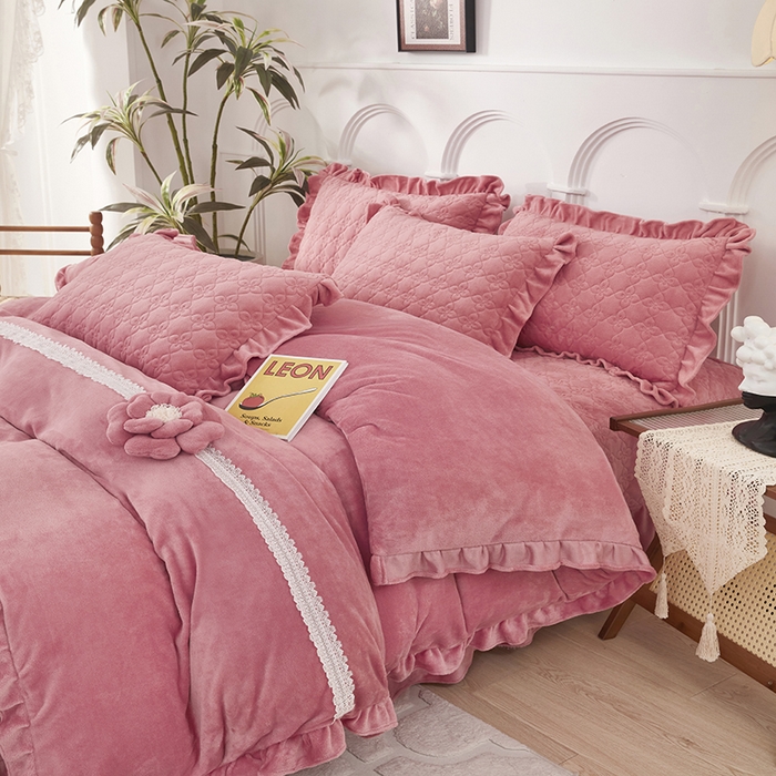 91家纺网 家纺一手货源 找家纺 （总）苏木年华 2025新款牛奶绒床盖荷叶边四件套-花颜