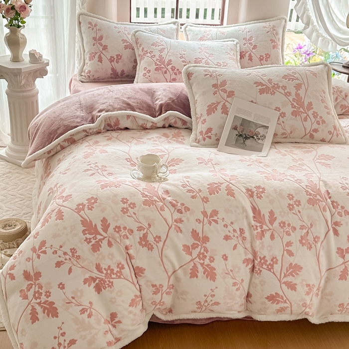 91家纺网 家纺一手货源 找家纺 亿品家纺 2025新款八斤立体雕花牛奶绒四件套 好梦秋天【粉】