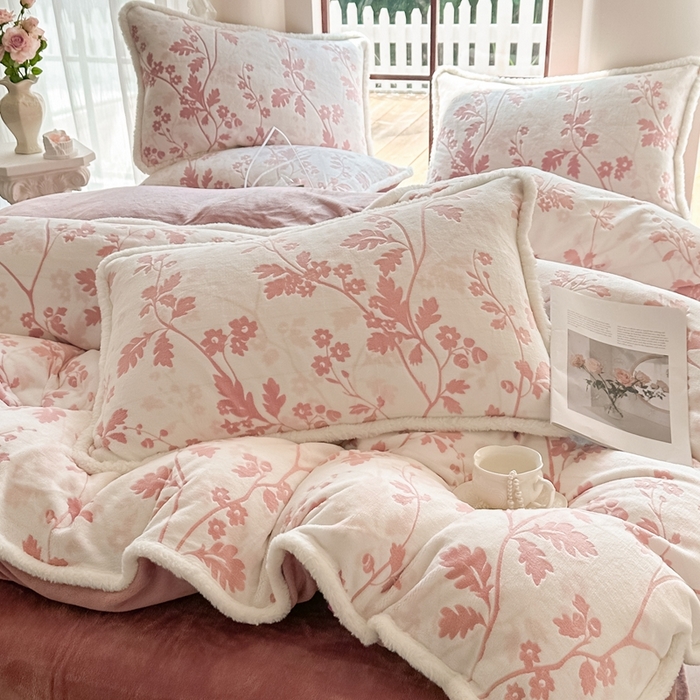 91家纺网 家纺一手货源 找家纺 亿品家纺 2025新款八斤立体雕花牛奶绒四件套 好梦秋天【粉】