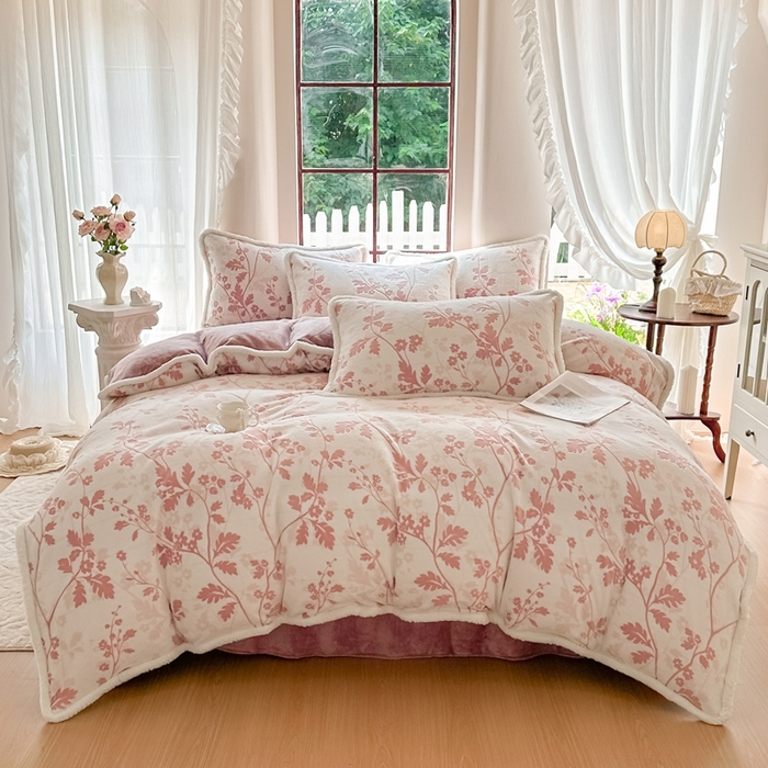 91家纺网 家纺一手货源 找家纺 亿品家纺 2025新款八斤立体雕花牛奶绒四件套 好梦秋天【粉】