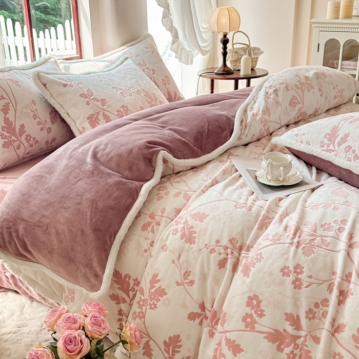 91家纺网 家纺一手货源 找家纺 亿品家纺 2025新款八斤立体雕花牛奶绒四件套 好梦秋天【粉】