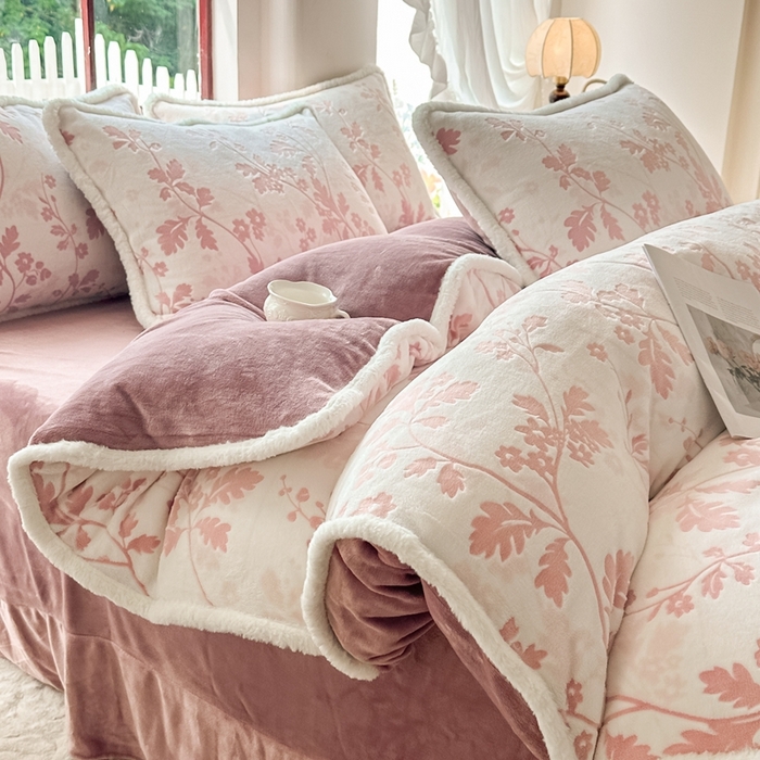 91家纺网 家纺一手货源 找家纺 亿品家纺 2025新款八斤立体雕花牛奶绒四件套 好梦秋天【粉】
