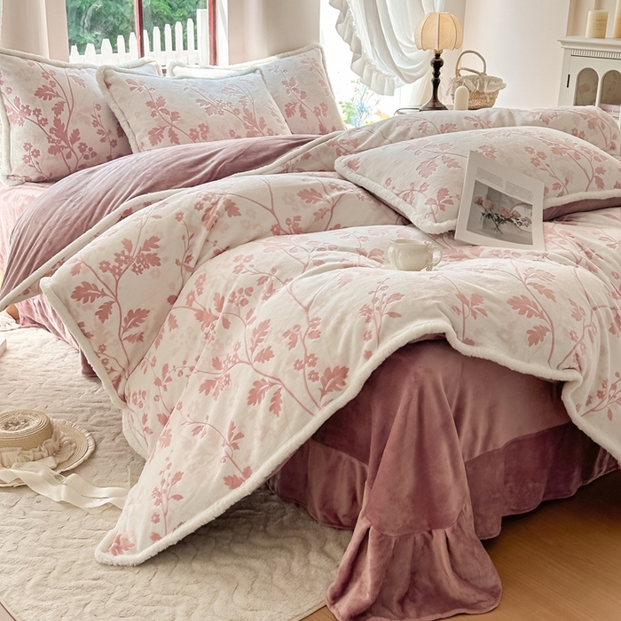 91家纺网 家纺一手货源 找家纺 亿品家纺 2025新款八斤立体雕花牛奶绒四件套 好梦秋天【粉】