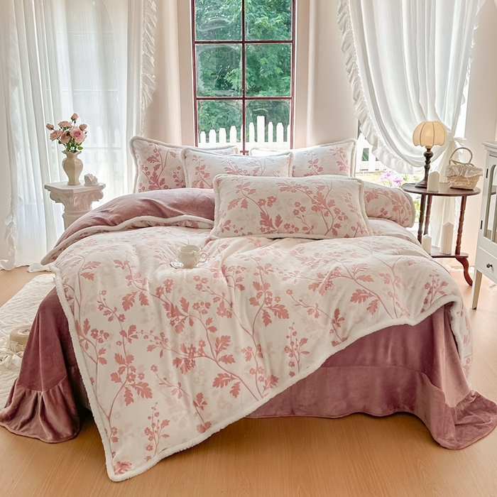 91家纺网 家纺一手货源 找家纺 亿品家纺 2025新款八斤立体雕花牛奶绒四件套 好梦秋天【粉】