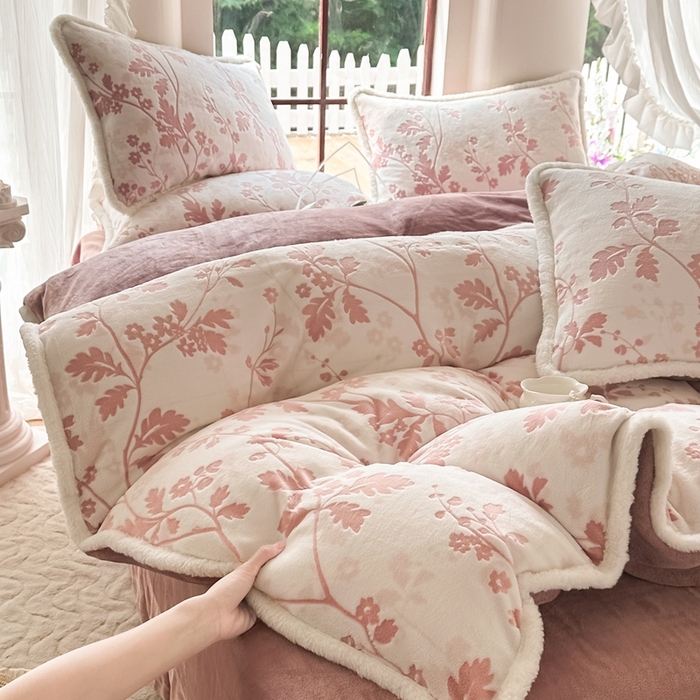 91家纺网 家纺一手货源 找家纺 亿品家纺 2025新款八斤立体雕花牛奶绒四件套 好梦秋天【粉】