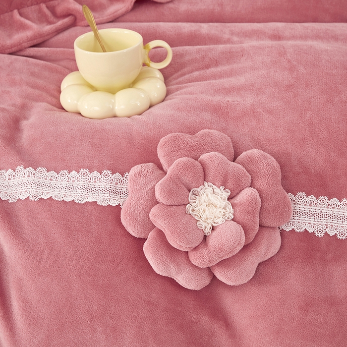 91家纺网 家纺一手货源 找家纺 苏木年华 2025新款牛奶绒床盖荷叶边四件套-花颜 花颜-豆沙红