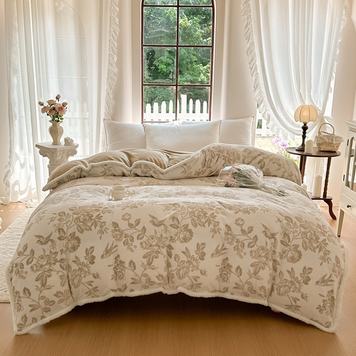 91家纺网 家纺一手货源 找家纺 亿品家纺 2025新款八斤立体雕花牛奶绒四件套 花季【浅咖】