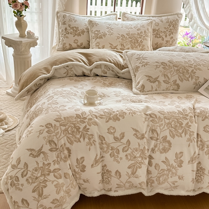 91家纺网 家纺一手货源 找家纺 亿品家纺 2025新款八斤立体雕花牛奶绒四件套 花季【浅咖】