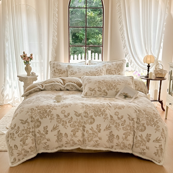 91家纺网 家纺一手货源 找家纺 亿品家纺 2025新款八斤立体雕花牛奶绒四件套 花季【浅咖】