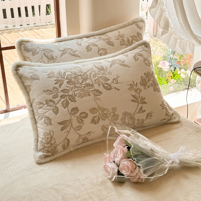 91家纺网 家纺一手货源 找家纺 亿品家纺 2025新款八斤立体雕花牛奶绒四件套 花季【浅咖】