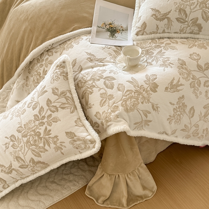 91家纺网 家纺一手货源 找家纺 亿品家纺 2025新款八斤立体雕花牛奶绒四件套 花季【浅咖】