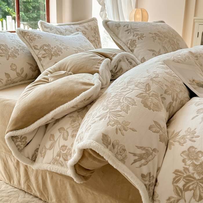 91家纺网 家纺一手货源 找家纺 亿品家纺 2025新款八斤立体雕花牛奶绒四件套 花季【浅咖】