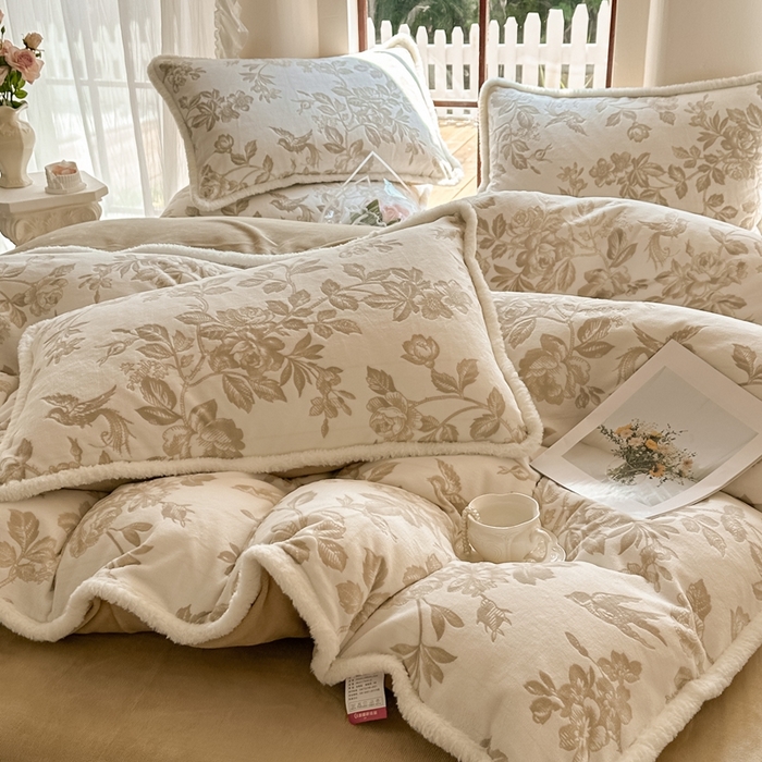 91家纺网 家纺一手货源 找家纺 亿品家纺 2025新款八斤立体雕花牛奶绒四件套 花季【浅咖】