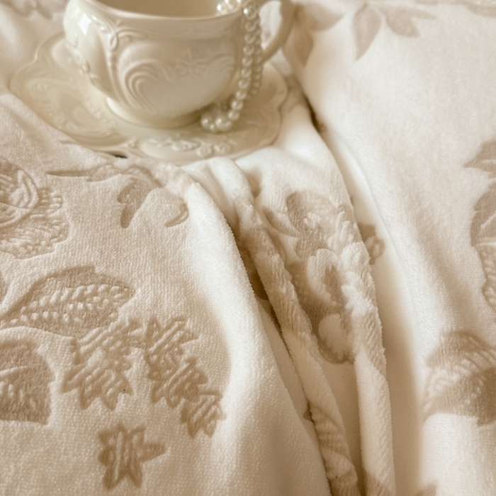 91家纺网 家纺一手货源 找家纺 亿品家纺 2025新款八斤立体雕花牛奶绒四件套 花季【浅咖】