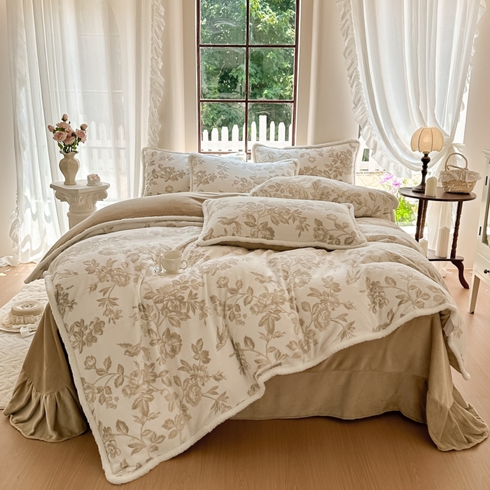 91家纺网 家纺一手货源 找家纺 亿品家纺 2025新款八斤立体雕花牛奶绒四件套 花季【浅咖】